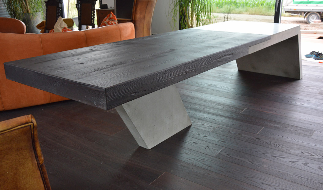 Trapez-Tisch mit Betonbeinen