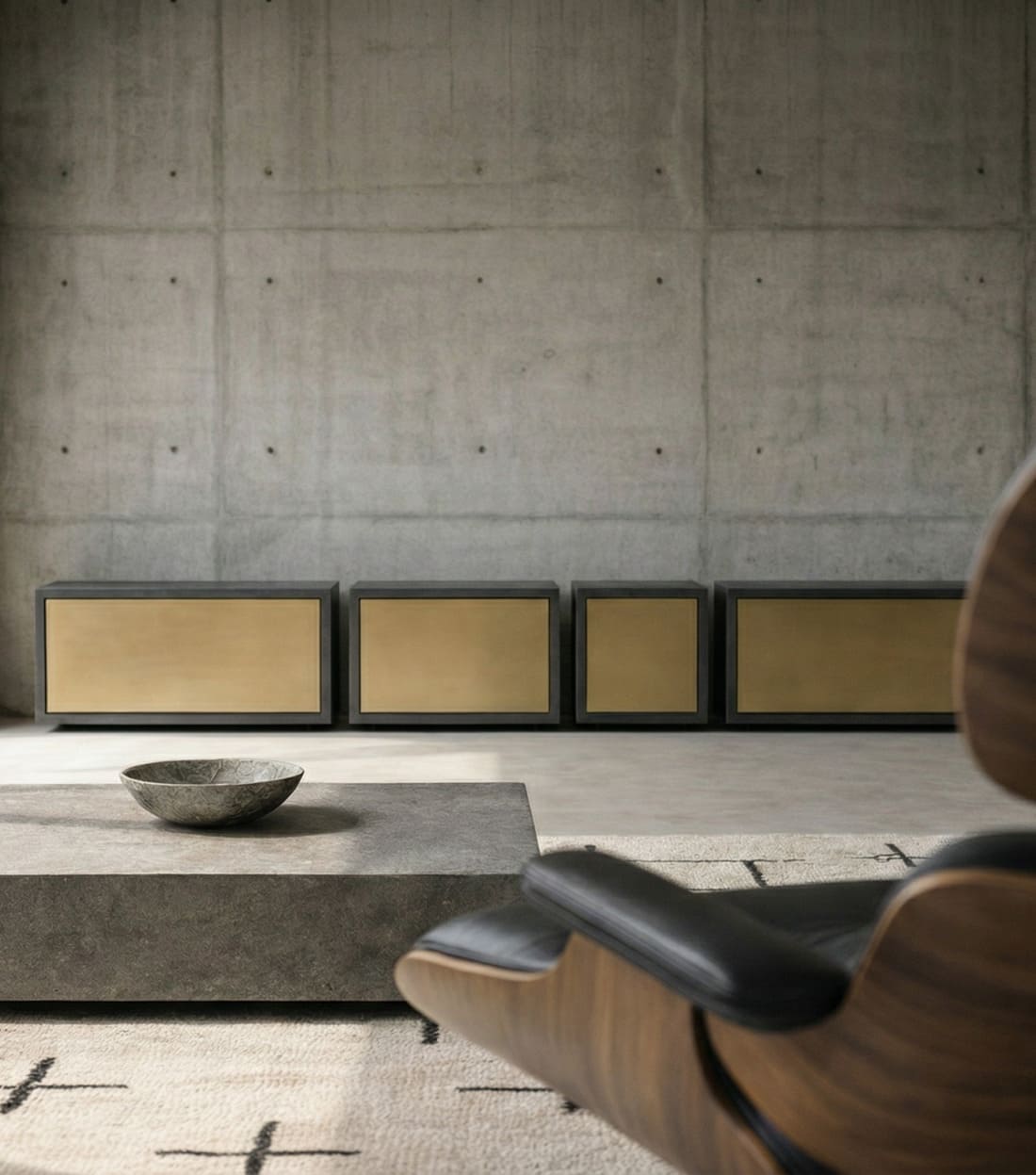 Beton Lowboards mit Messing-Front in Serie