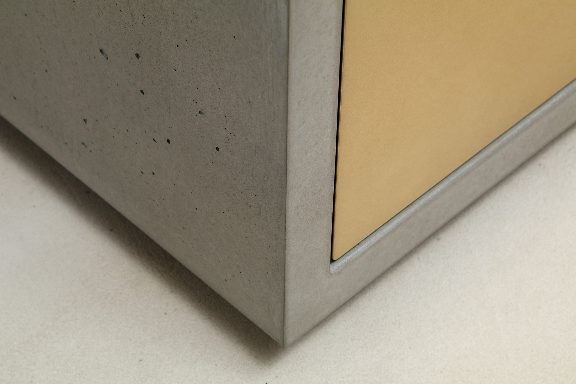 Beton Lowboard Messing