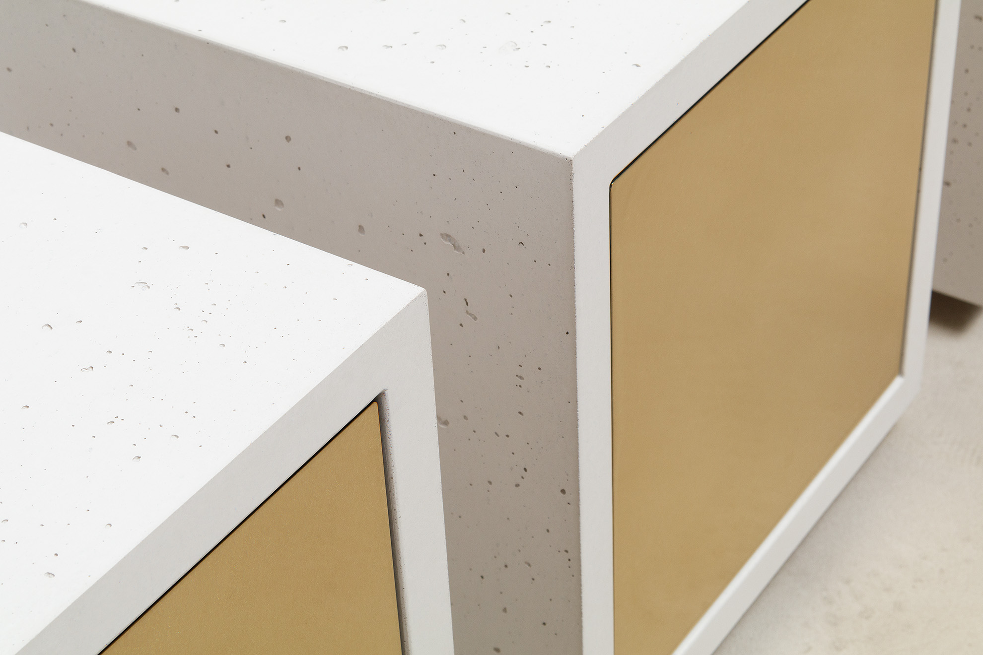Beton-Lowboard mit Messing Schublade in Serie
