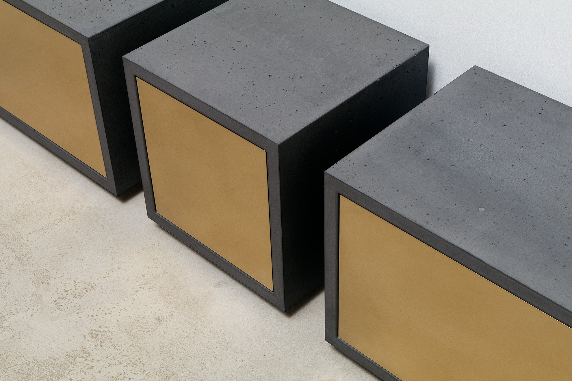  Betonlowboards mit Messingfront in Serie